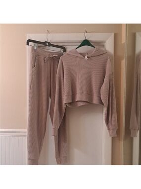 ALO Yoga Ribbed Lounge Top in Light Taupe